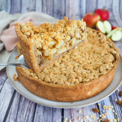 Apfelkuchen - ein Stück herausgeschnitten.