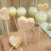 Vanille Cake-Pops in Kugel- und Herzform, verziert mir Zuckerstreuseln