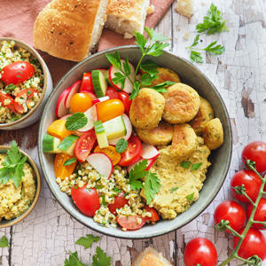 Bowl mit Falafel, Tabouleh, Hummus und Salat